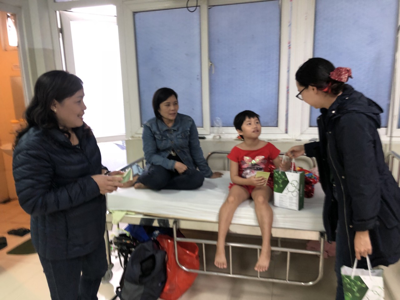 Danapha đến thăm bệnh nhi BV Ung bướu nhân dịp Giáng sinh