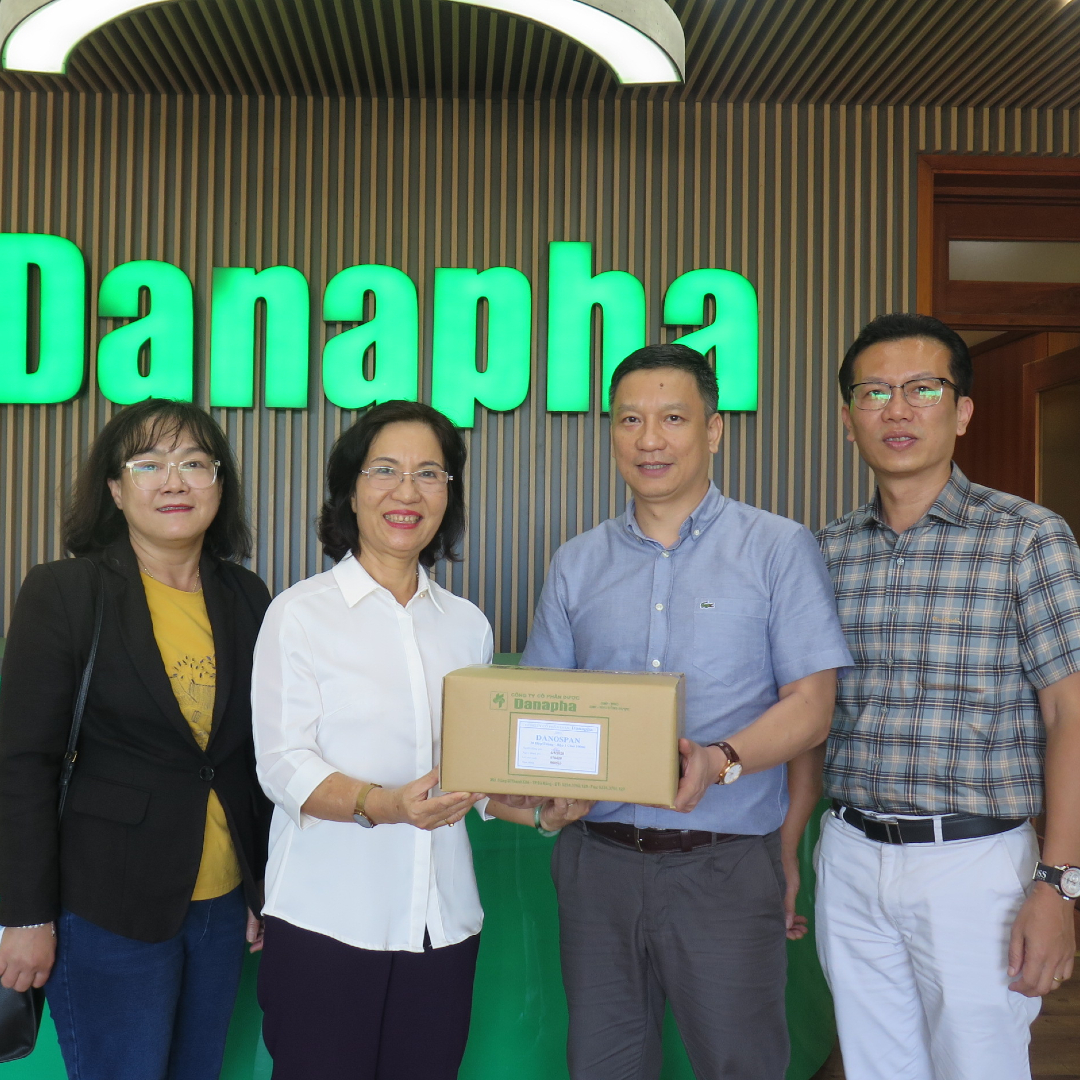 Công ty cổ phần Dược DANAPHA phối hợp cùng Hội Y học thành phố Đà Nẵng hỗ trợ cho đồng bào miền Trung khắc phục hậu quả sau bão lụt.