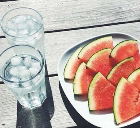 Những biến chứng sức khỏe khi uống nước sai cách