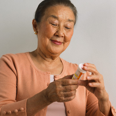 Description: Người cao tuổi cần dùng thuốc một cách thận trọng hơn.