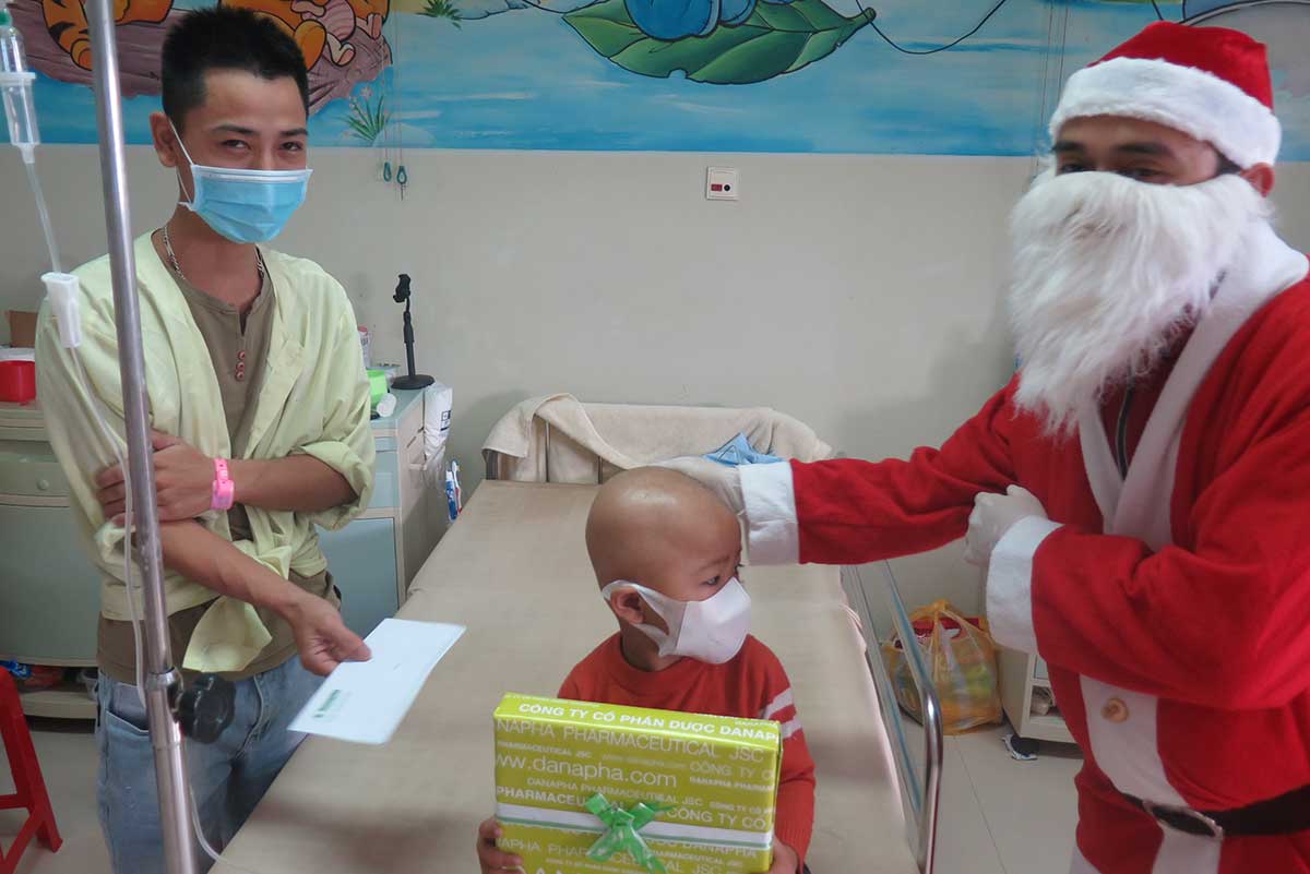 Dược Danapha mang "Giáng sinh yêu thương" đến Bệnh viện Ung Bướu Đà Nẵng